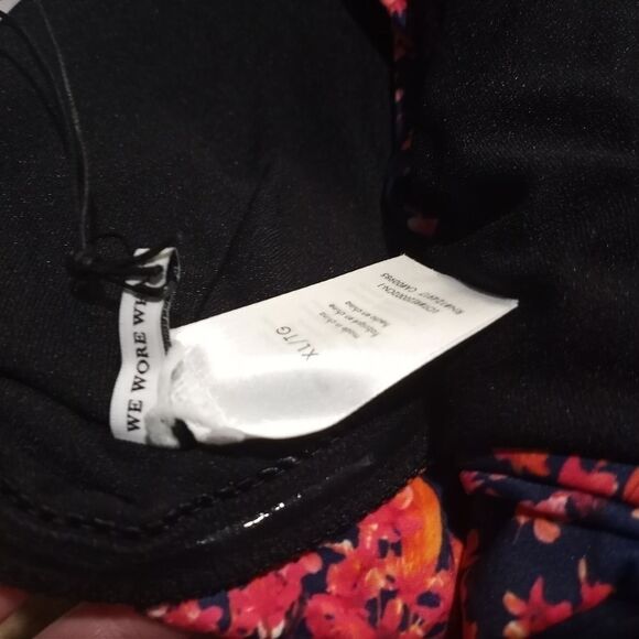 WeWoreWhat Bandeau Tie-Front One-Piece Swimsuit L Navy Red Floral - Picture 8 of 8